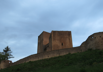 Hradní románské jádro a hradba z poč. 16. století