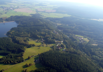 letecký pohled na Českou Kanadu s hradem Landštejnem